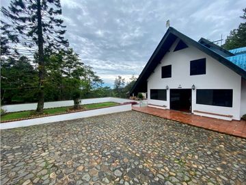 SE VENDE HERMOSA CASA EN ALTOS DE CERRO AZUL $195,000