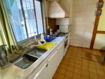 Chalet de 5 o más AMBIENTES ubicada a 150 metros de la Avenida Hipólito Yrigoyen.