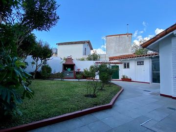 Chalet de 5 o más AMBIENTES ubicada a 150 metros de la Avenida Hipólito Yrigoyen.