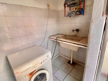 Chalet de 5 o más AMBIENTES ubicada a 150 metros de la Avenida Hipólito Yrigoyen.