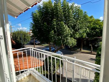 Chalet de 5 o más AMBIENTES ubicada a 150 metros de la Avenida Hipólito Yrigoyen.