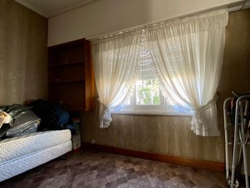 Chalet de 5 o más AMBIENTES ubicada a 150 metros de la Avenida Hipólito Yrigoyen.