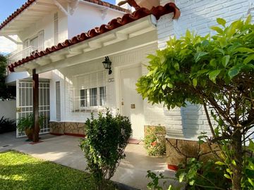 Chalet de 5 o más AMBIENTES ubicada a 150 metros de la Avenida Hipólito Yrigoyen.