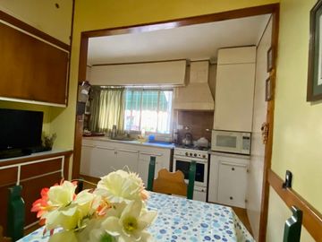 Chalet de 5 o más AMBIENTES ubicada a 150 metros de la Avenida Hipólito Yrigoyen.