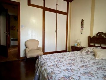 Chalet de 5 o más AMBIENTES ubicada a 150 metros de la Avenida Hipólito Yrigoyen.