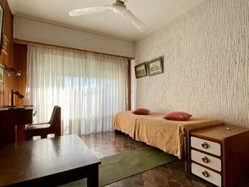 Chalet de 5 o más AMBIENTES ubicada a 150 metros de la Avenida Hipólito Yrigoyen.
