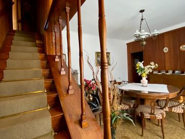 Chalet de 5 o más AMBIENTES ubicada a 150 metros de la Avenida Hipólito Yrigoyen.