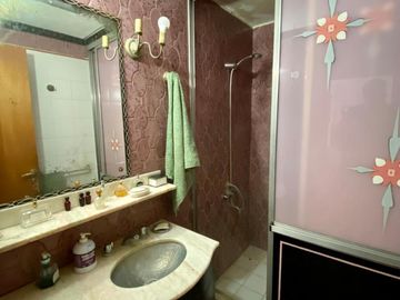 Chalet de 5 o más AMBIENTES ubicada a 150 metros de la Avenida Hipólito Yrigoyen.
