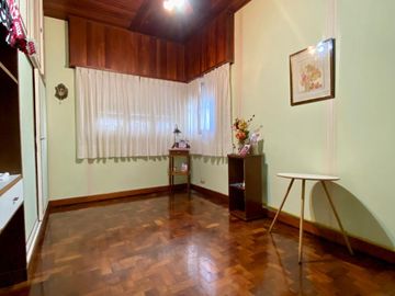 Chalet de 5 o más AMBIENTES ubicada a 150 metros de la Avenida Hipólito Yrigoyen.