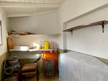 Chalet de 5 o más AMBIENTES ubicada a 150 metros de la Avenida Hipólito Yrigoyen.