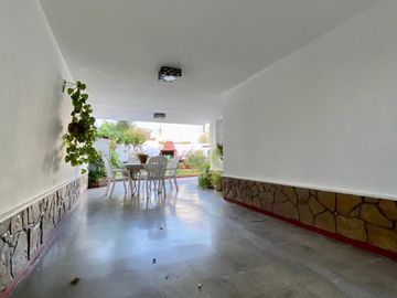 Chalet de 5 o más AMBIENTES ubicada a 150 metros de la Avenida Hipólito Yrigoyen.