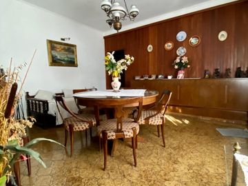 Chalet de 5 o más AMBIENTES ubicada a 150 metros de la Avenida Hipólito Yrigoyen.