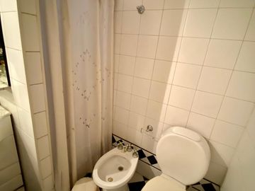 Chalet de 5 o más AMBIENTES ubicada a 150 metros de la Avenida Hipólito Yrigoyen.