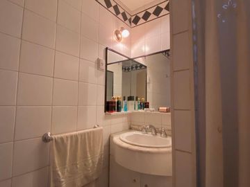 Chalet de 5 o más AMBIENTES ubicada a 150 metros de la Avenida Hipólito Yrigoyen.
