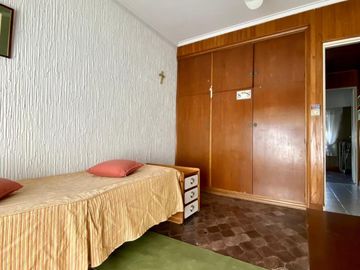 Chalet de 5 o más AMBIENTES ubicada a 150 metros de la Avenida Hipólito Yrigoyen.