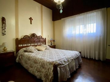 Chalet de 5 o más AMBIENTES ubicada a 150 metros de la Avenida Hipólito Yrigoyen.