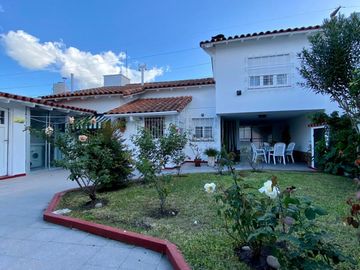 Chalet de 5 o más AMBIENTES ubicada a 150 metros de la Avenida Hipólito Yrigoyen.