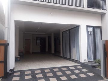 Rumah Kos relatif masih baru, lokasi dekat dng Sekolah Perawat, Rumah Sakit dan Hotel Horizon.
