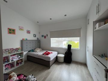 LINDA CASA EN VENTA CON 5 DORMITORIOS EN CHACARILLA
