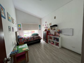 LINDA CASA EN VENTA CON 5 DORMITORIOS EN CHACARILLA