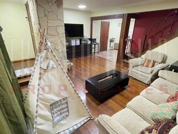 VENTA HERMOSA CASA 5AMB EN QUILMES CENTRO CON PATIO, TERRAZA, PLAYROOM Y COCHERA PARA DOS AUTOS.