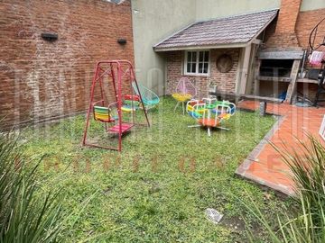 VENTA HERMOSA CASA 5AMB EN QUILMES CENTRO CON PATIO, TERRAZA, PLAYROOM Y COCHERA PARA DOS AUTOS.