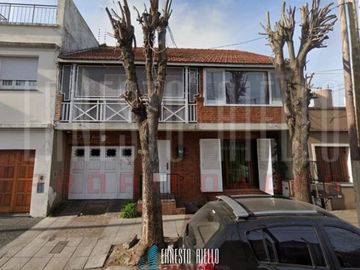 VENTA HERMOSA CASA 5AMB EN QUILMES CENTRO CON PATIO, TERRAZA, PLAYROOM Y COCHERA PARA DOS AUTOS.