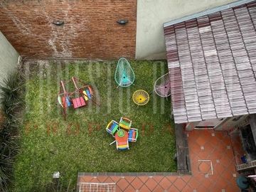 VENTA HERMOSA CASA 5AMB EN QUILMES CENTRO CON PATIO, TERRAZA, PLAYROOM Y COCHERA PARA DOS AUTOS.