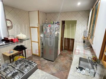 VENTA HERMOSA CASA 5AMB EN QUILMES CENTRO CON PATIO, TERRAZA, PLAYROOM Y COCHERA PARA DOS AUTOS.