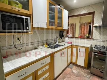VENTA HERMOSA CASA 5AMB EN QUILMES CENTRO CON PATIO, TERRAZA, PLAYROOM Y COCHERA PARA DOS AUTOS.