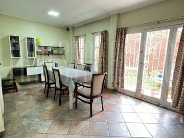VENTA HERMOSA CASA 5AMB EN QUILMES CENTRO CON PATIO, TERRAZA, PLAYROOM Y COCHERA PARA DOS AUTOS.
