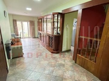 VENTA HERMOSA CASA 5AMB EN QUILMES CENTRO CON PATIO, TERRAZA, PLAYROOM Y COCHERA PARA DOS AUTOS.