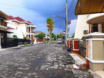 RUMAH 2LT MODERN SIAP HUNI DI JALAN MONJALI