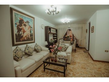 VENDO CASA DE 3 PISOS URB. SAN ISIDRO - TRUJILLO CERCA AL MALL