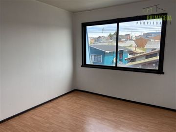 Casa en Venta en Amplia Casa (4 niveles) con loc. comerciales en centro de Calbuco