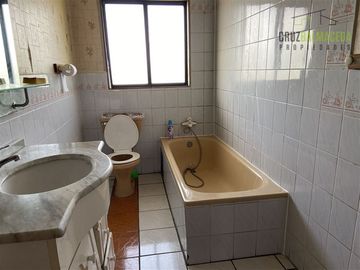 Casa en Venta en Amplia Casa (4 niveles) con loc. comerciales en centro de Calbuco