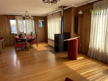 Casa en Venta en Amplia Casa (4 niveles) con loc. comerciales en centro de Calbuco