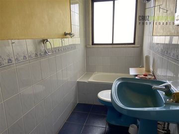 Casa en Venta en Amplia Casa (4 niveles) con loc. comerciales en centro de Calbuco