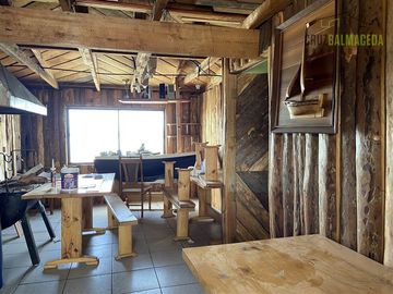 Casa en Venta en Amplia Casa (4 niveles) con loc. comerciales en centro de Calbuco