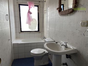 Casa en Venta en Amplia Casa (4 niveles) con loc. comerciales en centro de Calbuco