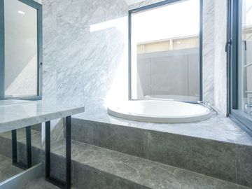 Rumah Mewah Luas 6 Menit ke QBIG BSD City 5 Kamar Siap Huni J-50300