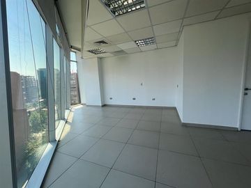 Oficina en centro de negocios cercano a metro Manquehue
