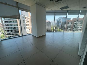 Oficina en centro de negocios cercano a metro Manquehue