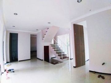 Rumah Baru 2 Lantai Luas 140 di Villa Puncak Tidar Malang