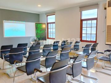 Disewakan Gedung Kantor Mewah Furnished Lokasi Strategis di Jatinegara