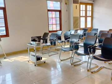 Disewakan Gedung Kantor Mewah Furnished Lokasi Strategis di Jatinegara