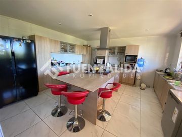 Parcela Vendo 7D 7B piscina en Condominio Padre Hurtado