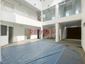 Local Comercial De 3 Pisos , Con Acabados A1 ! Listo Para Iniciar Tu Negocio
