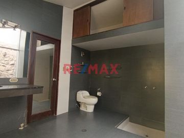 ¡ALQUILER DE CASA EN LA MOLINA, RESIDENCIAL MONTERRICO, ¡UNIFE!
Disfruta de esta amplia casa en una de las mejores zonas residenciales de La Molina,