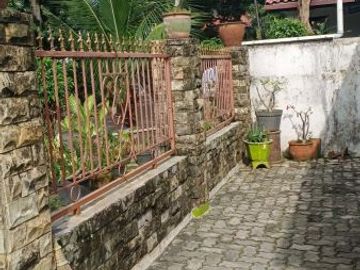 Rumah seken siap huni dalam komplek Dep. Keu di Ciledug.